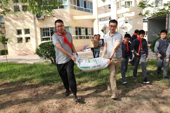 Dingtian Jinong donates nutritional fertilizers to Yangling High tech Primary School and continues to promote the 